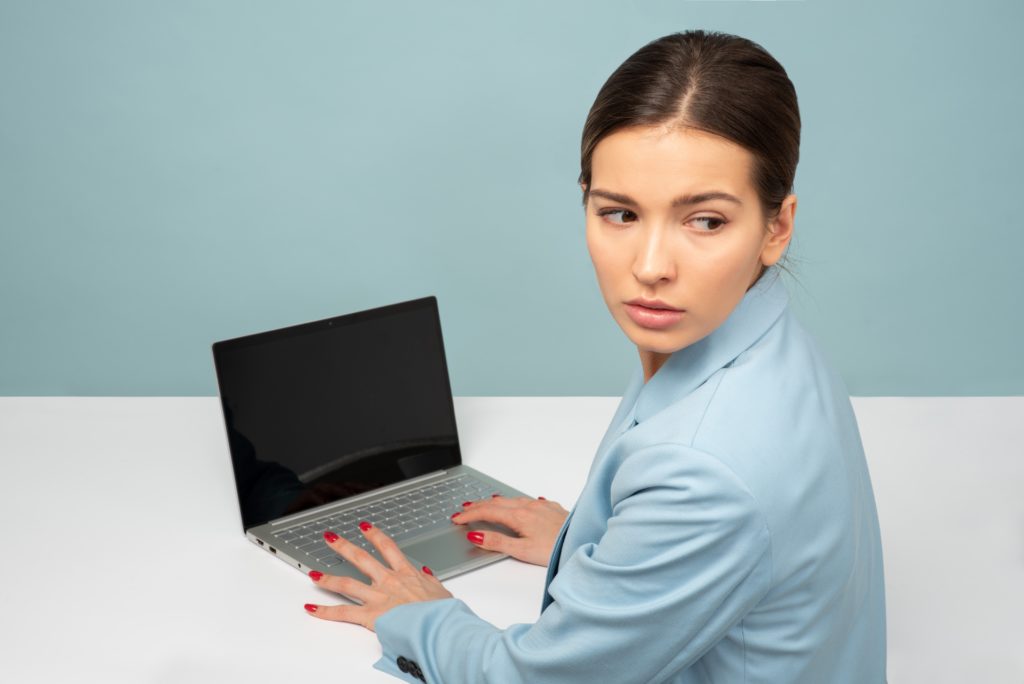 Na jakie choroby narażony jest informatyk i jaki rodzaj Firewalla może zastosować ?